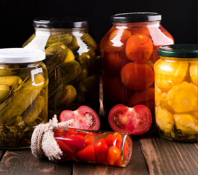 Банки с солениями, огурцы, помидоры